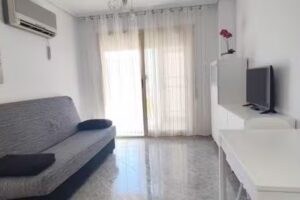 Acogedor apartamento en Daim&uacute;s junto a la playa con parking privado y piscinas comunitarias