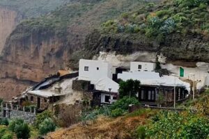 Acusa Seca Cave House