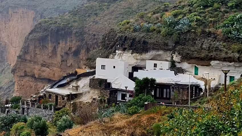 Acusa Seca Cave House