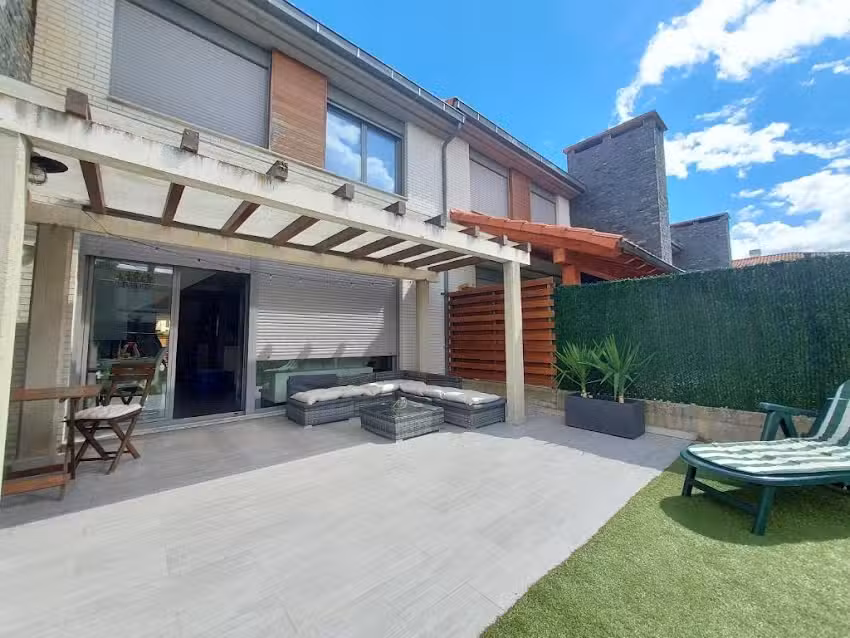 Adosado en Cirue&ntilde;a con Chimenea y barbacoa