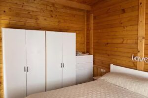 Agradable Mini Casa de madera con jard&iacute;n amplio