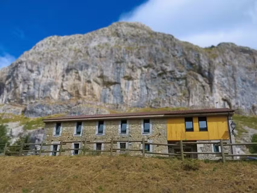 Albergue de Mara&ntilde;a. Monta&ntilde;a de Ria&ntilde;o y Mampodre. Alojamiento, desayuno y comida.
