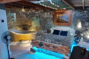 Aloelux Villa: Totally private, jacuzzi, pool,cine,massage,&hellip;