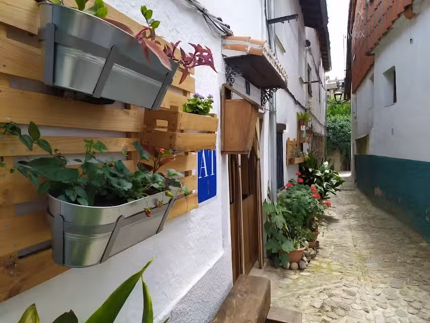 Alojamiento tur&iacute;stico HERV&Aacute;S Y VUELVES. la casita de la piedra.