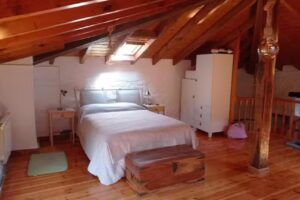 Amplia y c&oacute;moda casa de piedra con porche y jard&iacute;n