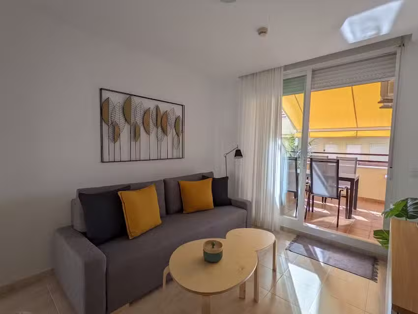 Apartamento con vistas al mar, parking y piscina