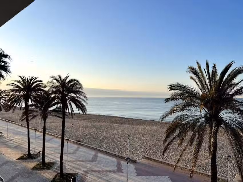 Apartamento con vistas al mar y chimenea