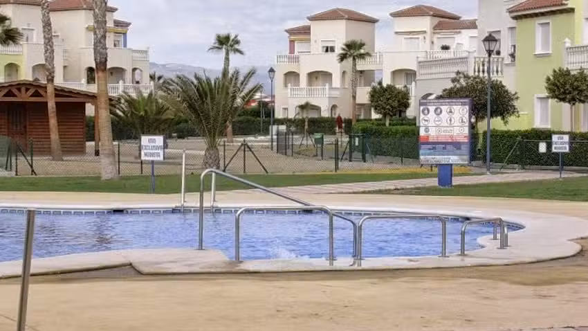 Apartamento naturista con jard&iacute;n.