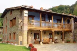 Apartamentos con jard&iacute;n y piscina Lebanes