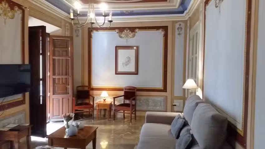 Apartamentos Patio San Jer&oacute;nimo Casa de Arte