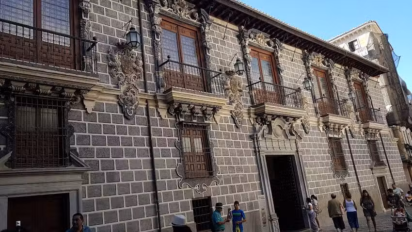 Apartamentos Tur&iacute;sticos Puerta Real Granada