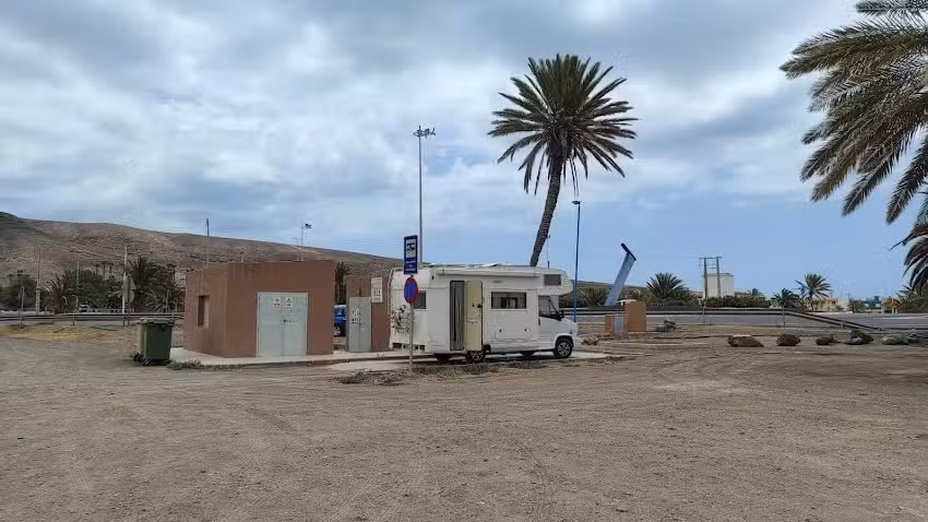 Area de autocaravanas y caravanas Camper