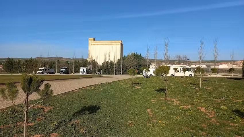 &Aacute;rea de Caravanas Santa Maria del Camper