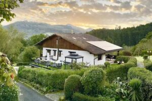 ARTESORO BASERRIA, casa rural Bizkaia. Wildlife holidays. Organic farm. Wildlife photography. Bioconstrucci&oacute;n.