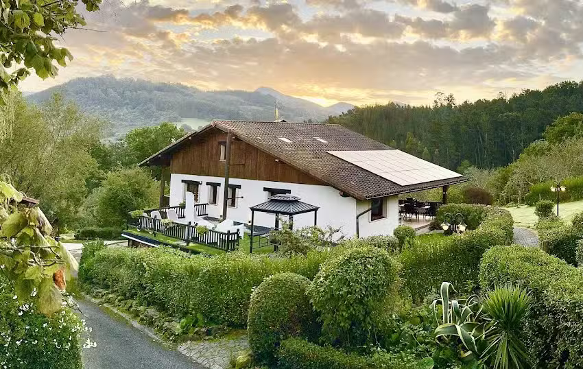 ARTESORO BASERRIA, casa rural Bizkaia. Wildlife holidays. Organic farm. Wildlife photography. Bioconstrucci&oacute;n.