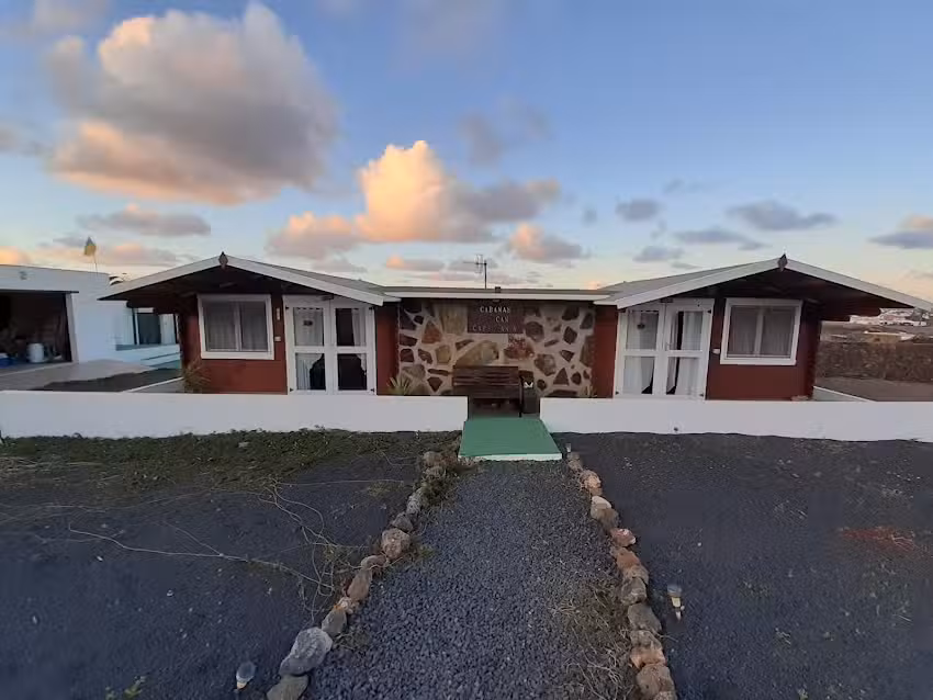 Caba&ntilde;as Volcan Capellania Parking autocaravanas camping