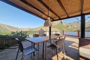 Cal Perico Apartaments / AUCCA Climbing