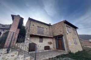 Casa de alquiler en Huesa del Com&uacute;n.