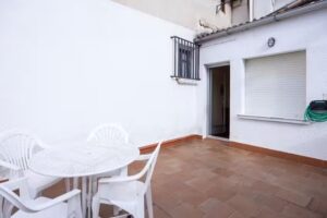 Casa de pueblo con merendero y chimenea.