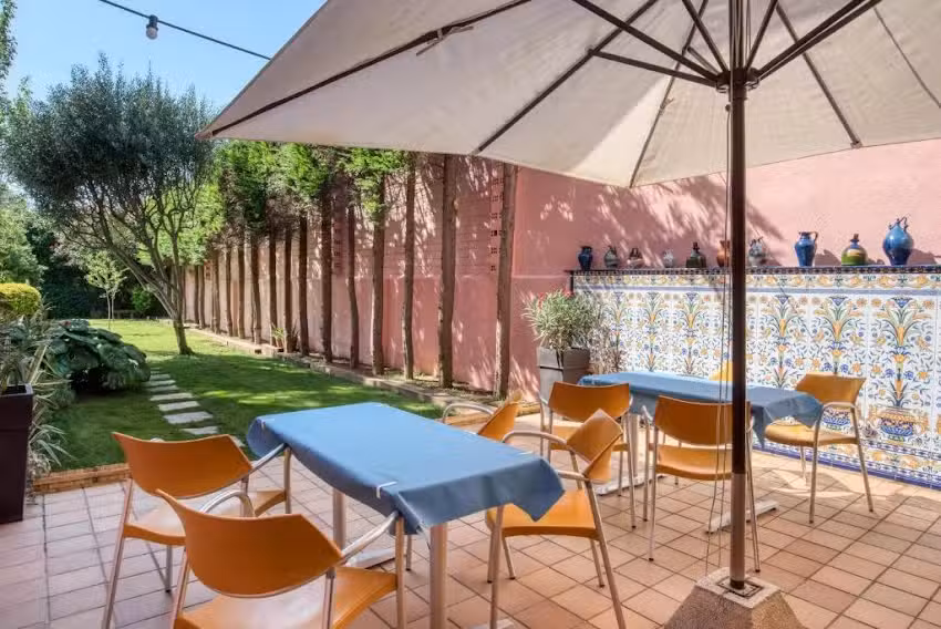 Casa familiar con jard&iacute;n privado