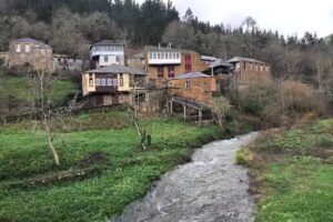 Casa Qui&ntilde;ones. Aptos tur&iacute;sticos. Navia de Suarna. Os Ancares. Lugo