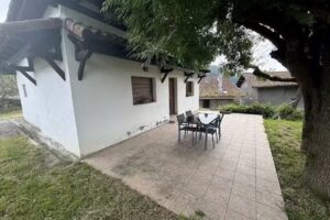 Casa rural con jardin y terraza entre dos parques naturales.
