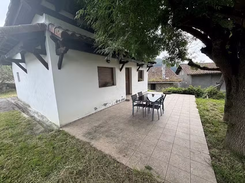Casa rural con jardin y terraza entre dos parques naturales.