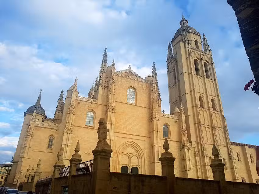 Casa Rural La Fuente. Casa rural en Segovia, para 10 personas. Con chimenea, jard&iacute;n, barbacoa, billar, futbol&iacute;n y wifi.
