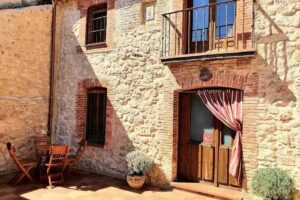 Casa rural La Fuente de Pav&iacute;a en la provincia de Segovia, para 6 personas. Con chimenea, wifi, barbacoa y patio.