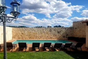 Casa Rural La Fuente del Pinar en Segovia. Con piscina, chimenea, wifi y barbacoa.