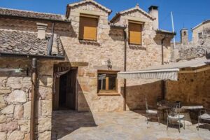 Casa Rural La Fuente del Poval en la provincia de Segovia, para 8 personas. Con billar, futbol&iacute;n, WIFI, barbacoa y chimenea.