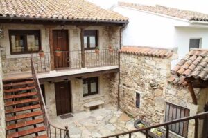 Casa Rural La Quinta Del Chocolatero Avila Gredos mascotas parejas ni&ntilde;os jacuzzi jard&iacute;n chimenea barbacoa cerca Madrid