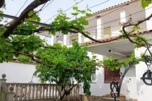 Casa Rural Las Parras 48 es un alojamiento moderno y familiar en Malpartida de C&aacute;ceres.