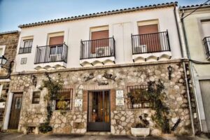 Casa Rural y apartamentos la ca&ntilde;ada( tienda y venta de PAN de Pilar)