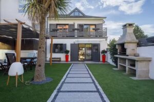 Castro House by Prishomes