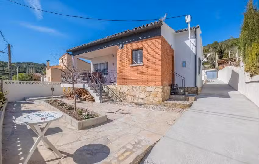 Cozy Home In Pontons With Wifi