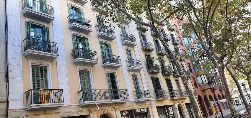 Des Artistes Guest House