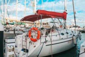 Diagonal Mar Sailboat