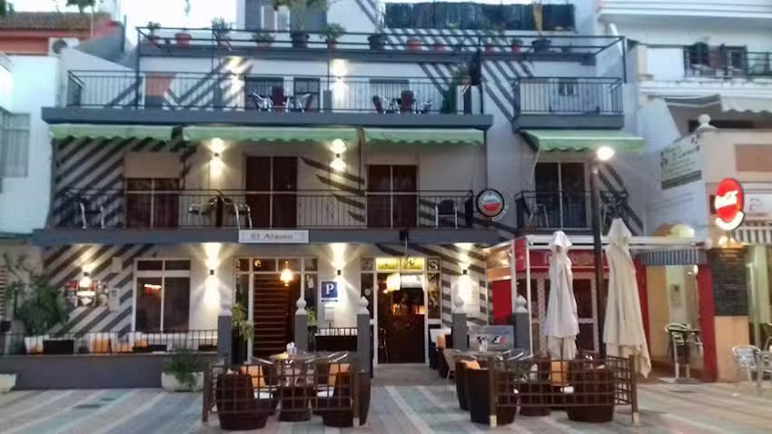 El &Aacute;lamo Hostal La Antilla &ndash; Huelva