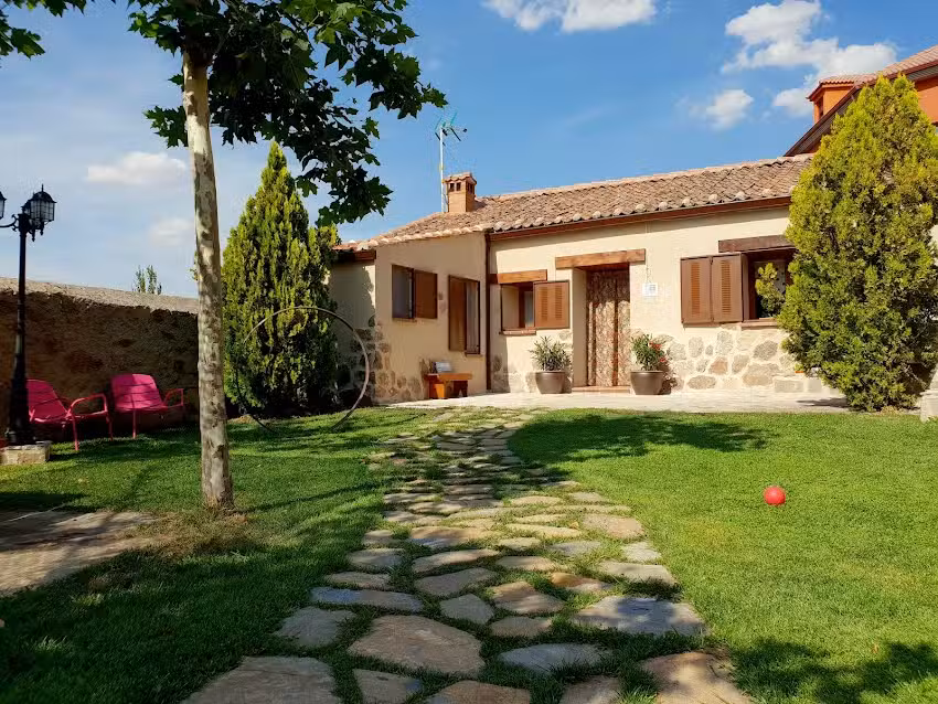 entreacebedas alojamientos con jard&iacute;n, chimenea y barbacoa. Familias, amigos o grupos de trabajo. A 1 hora de Madrid.