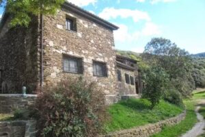 Escola de Natura La Tra&uuml;na. Casa de col&ograve;nies.