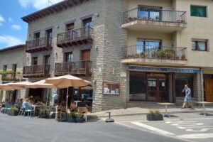Hostal Cabrer&egrave;s i restaurant Ca la Palmira a 8 km de Rupit