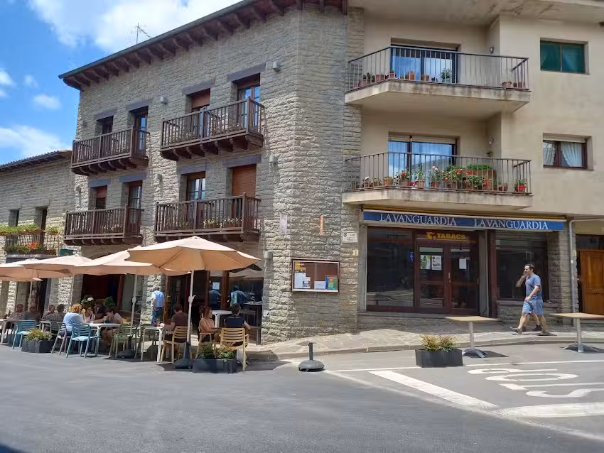 Hostal Cabrer&egrave;s i restaurant Ca la Palmira a 8 km de Rupit