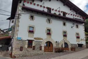 Hostal Ezkurra | Restaurante Barranka jatetxea cerrado temporalmente por baja laboral, sentimos las molestias