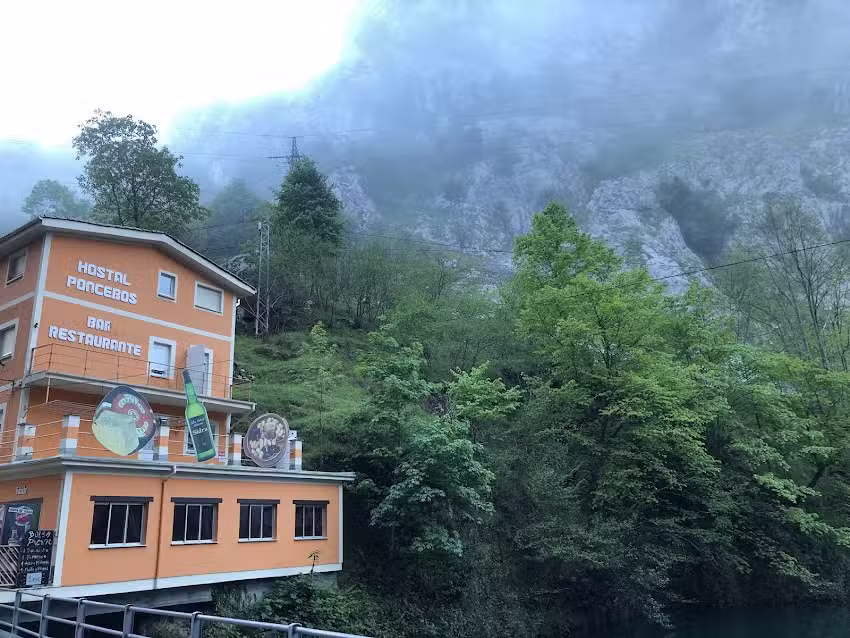 Hostal Poncebos