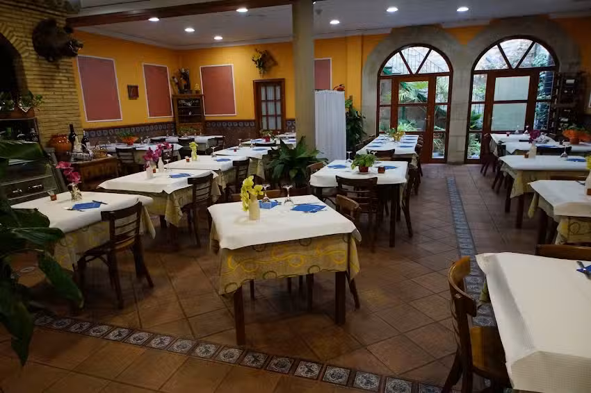 Hostal Restaurante El Surtidor