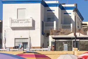 Hostal Tranv&iacute;a Beach House