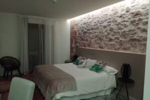 Hotel boutique de monta&ntilde;a con vistas al mar