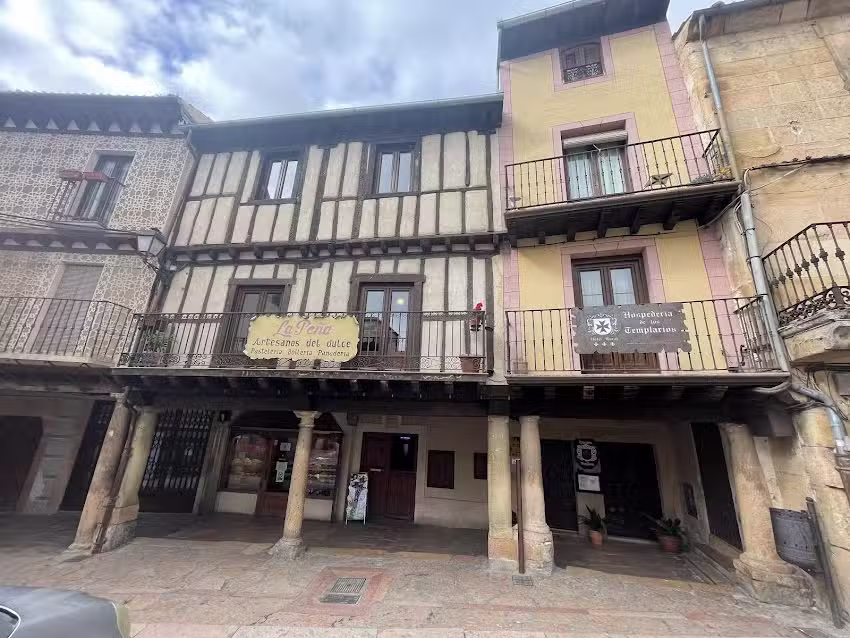 Hotel-Hospeder&iacute;a los Templarios