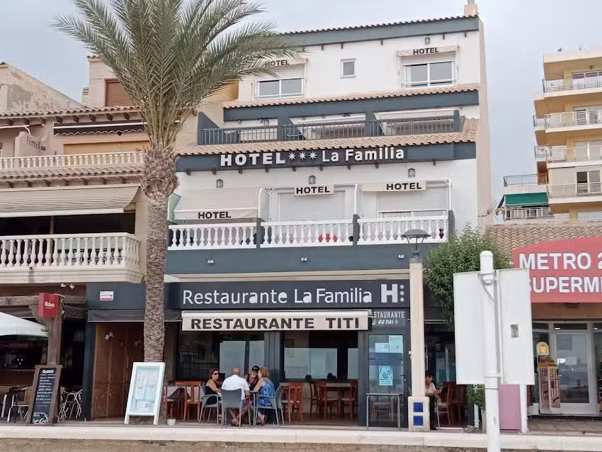 Hotel La Familia Y Restaurante El TiTi